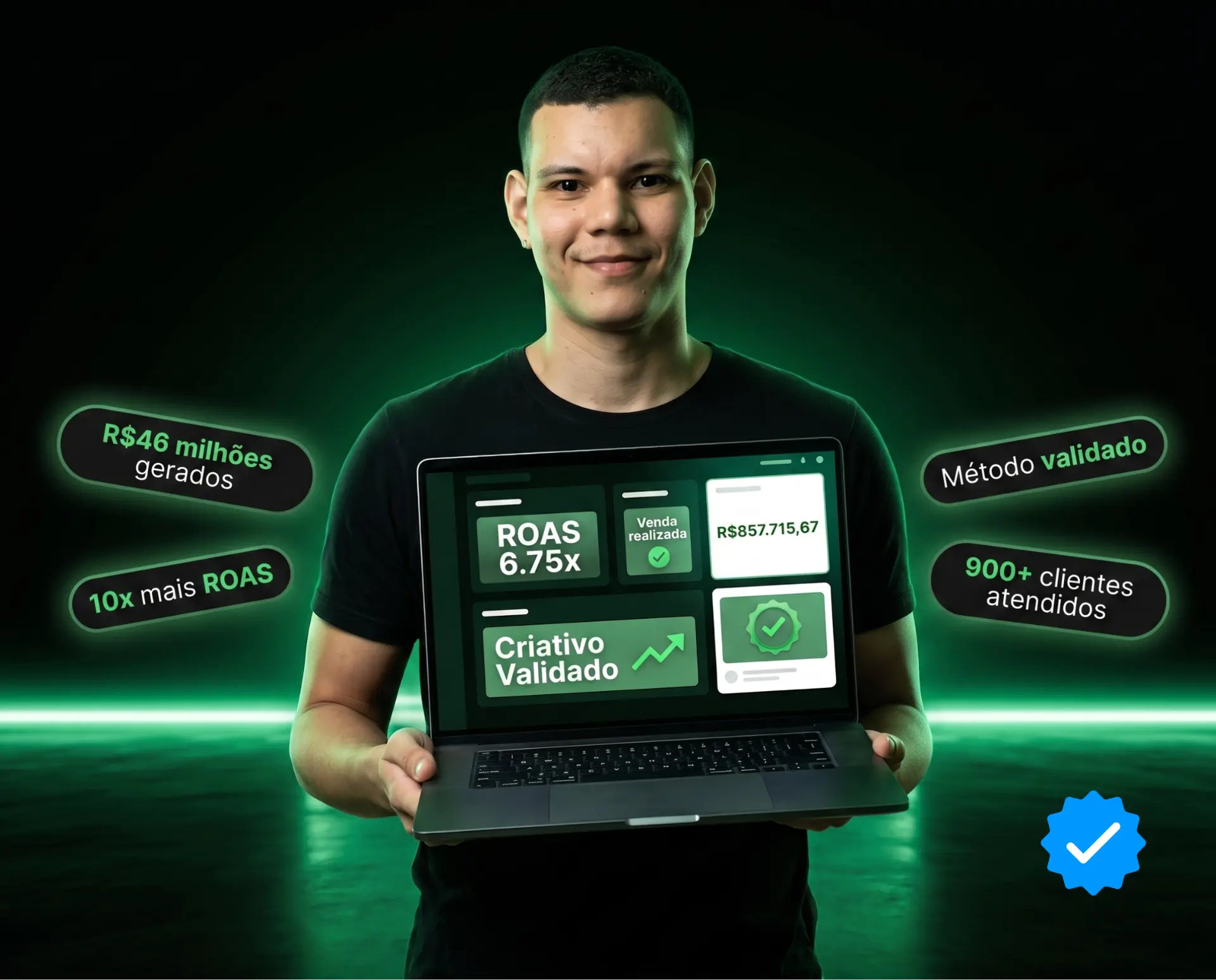 Liwerton segurando notebook com dashboard de resultados do método Criativos Infinitos